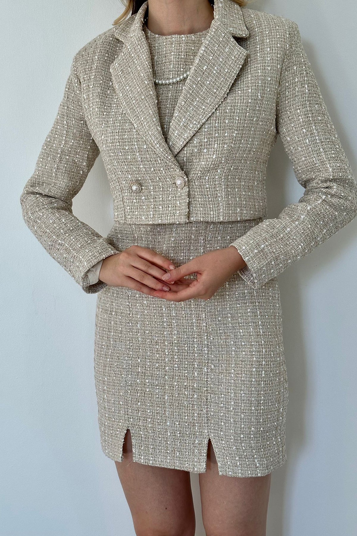 Set aus geknöpfter Jacke und Kleid – Beige