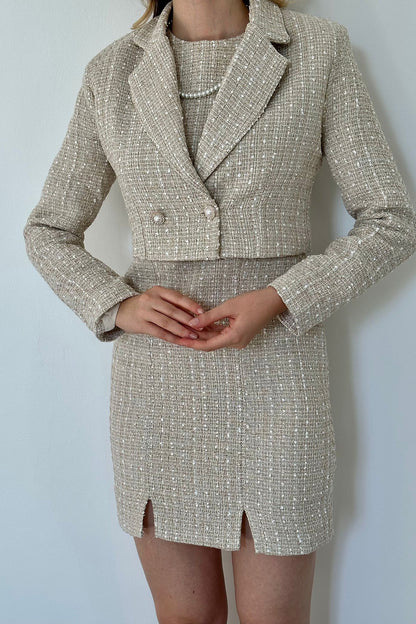 Set aus geknöpfter Jacke und Kleid – Beige