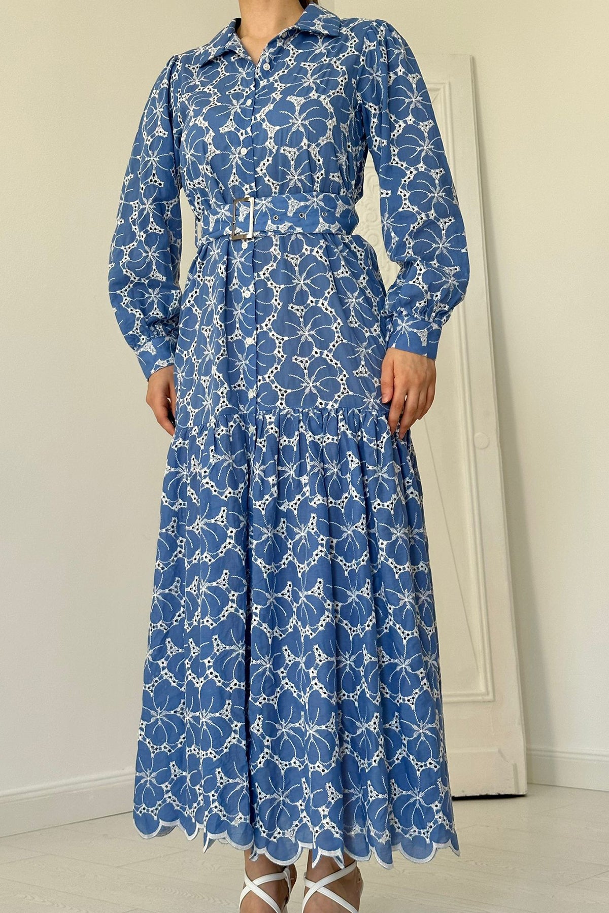 Kleid mit Gürtel und Blumenmuster – Blau