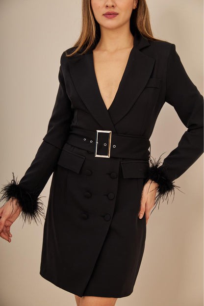 Jackenkleid mit Federn und Gürtel – Schwarz