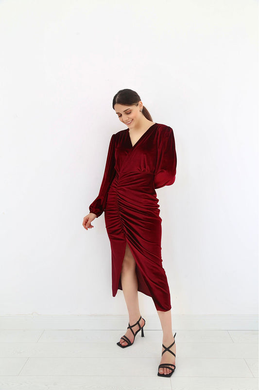 Samtkleid mit Schlitz – Burgunderrot