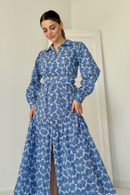 Kleid mit Gürtel und Blumenmuster – Blau