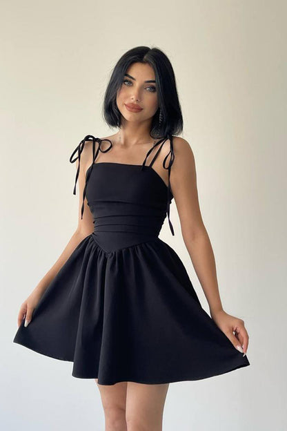 Minikleid mit Schulterbindung – Schwarz