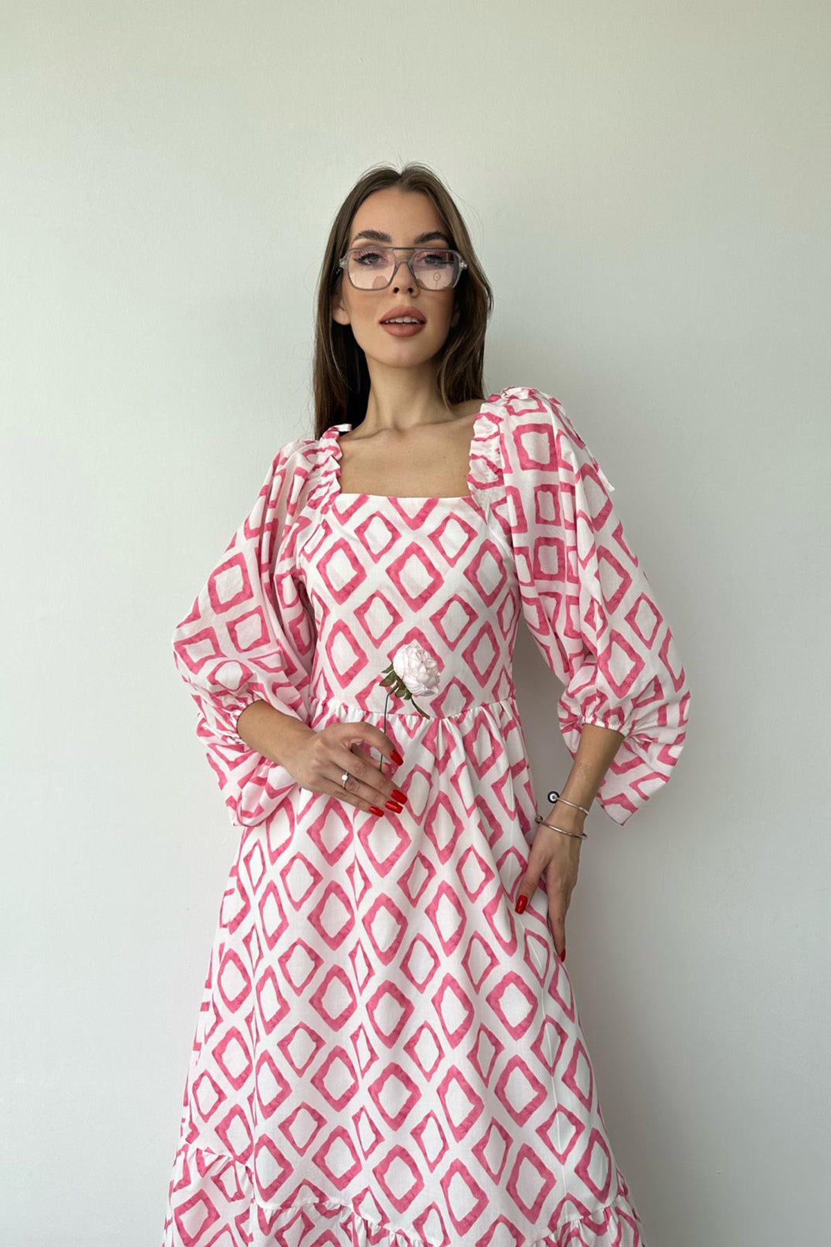 Kleid mit quadratischem Ausschnitt und Rautenmuster – Rosa