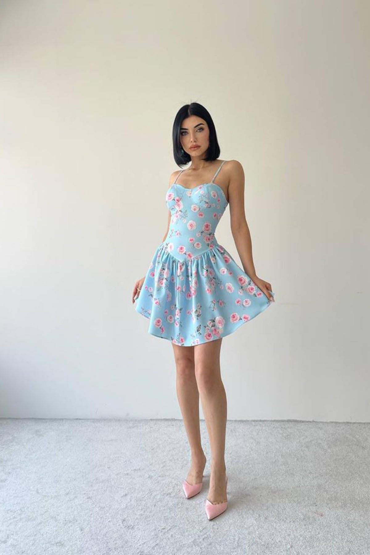 Minikleid mit Spaghetti-Kragen – Babyblau