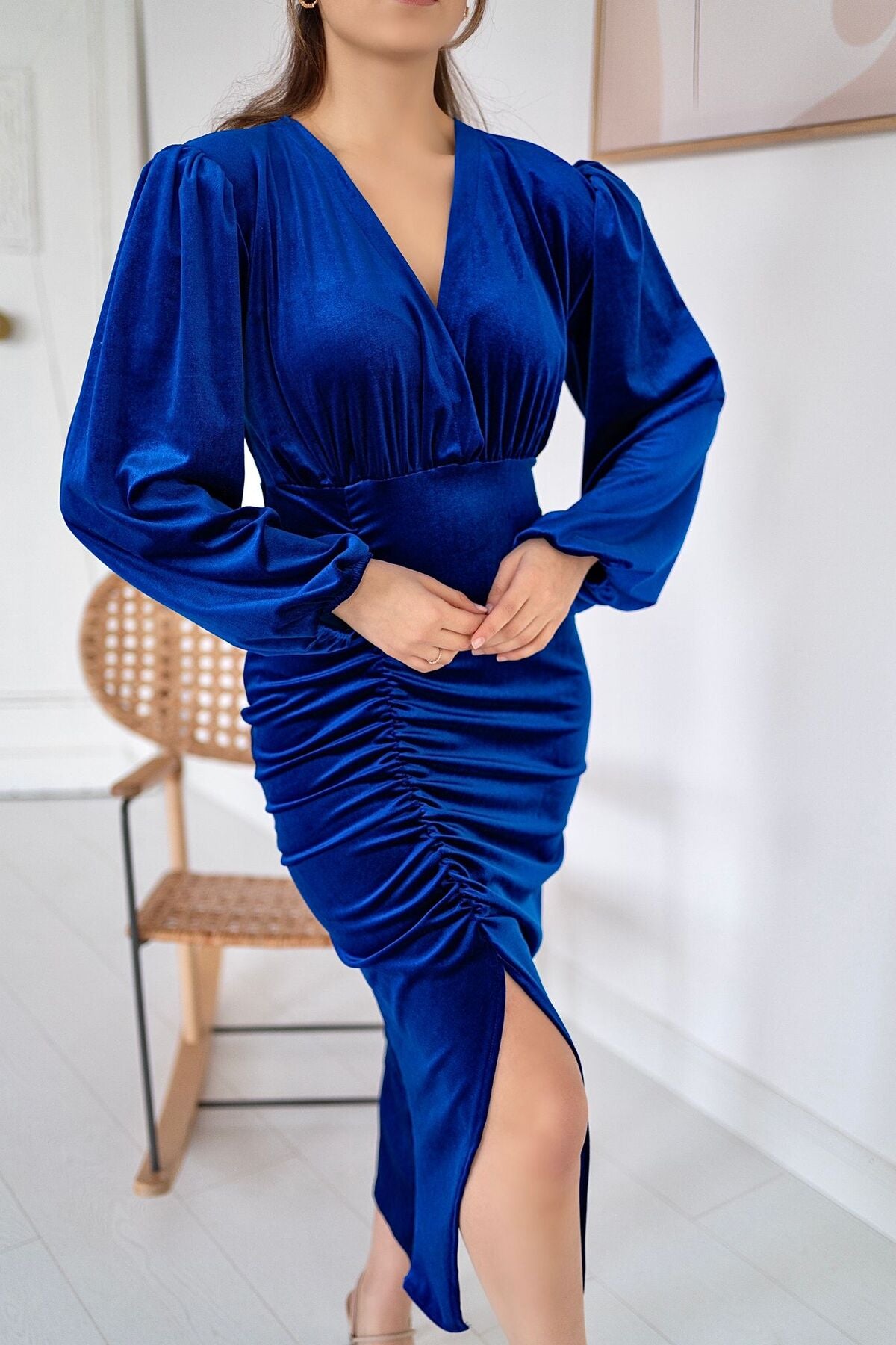 Samtkleid mit Schlitz – Blau