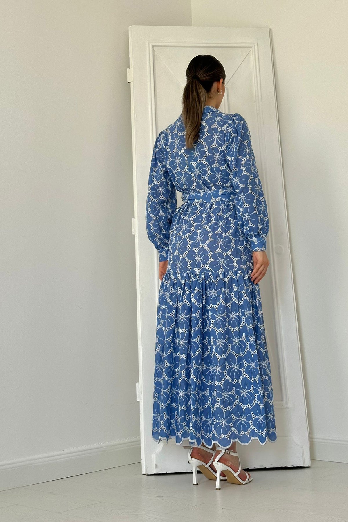 Kleid mit Gürtel und Blumenmuster – Blau