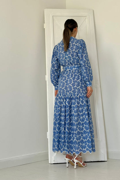 Kleid mit Gürtel und Blumenmuster – Blau